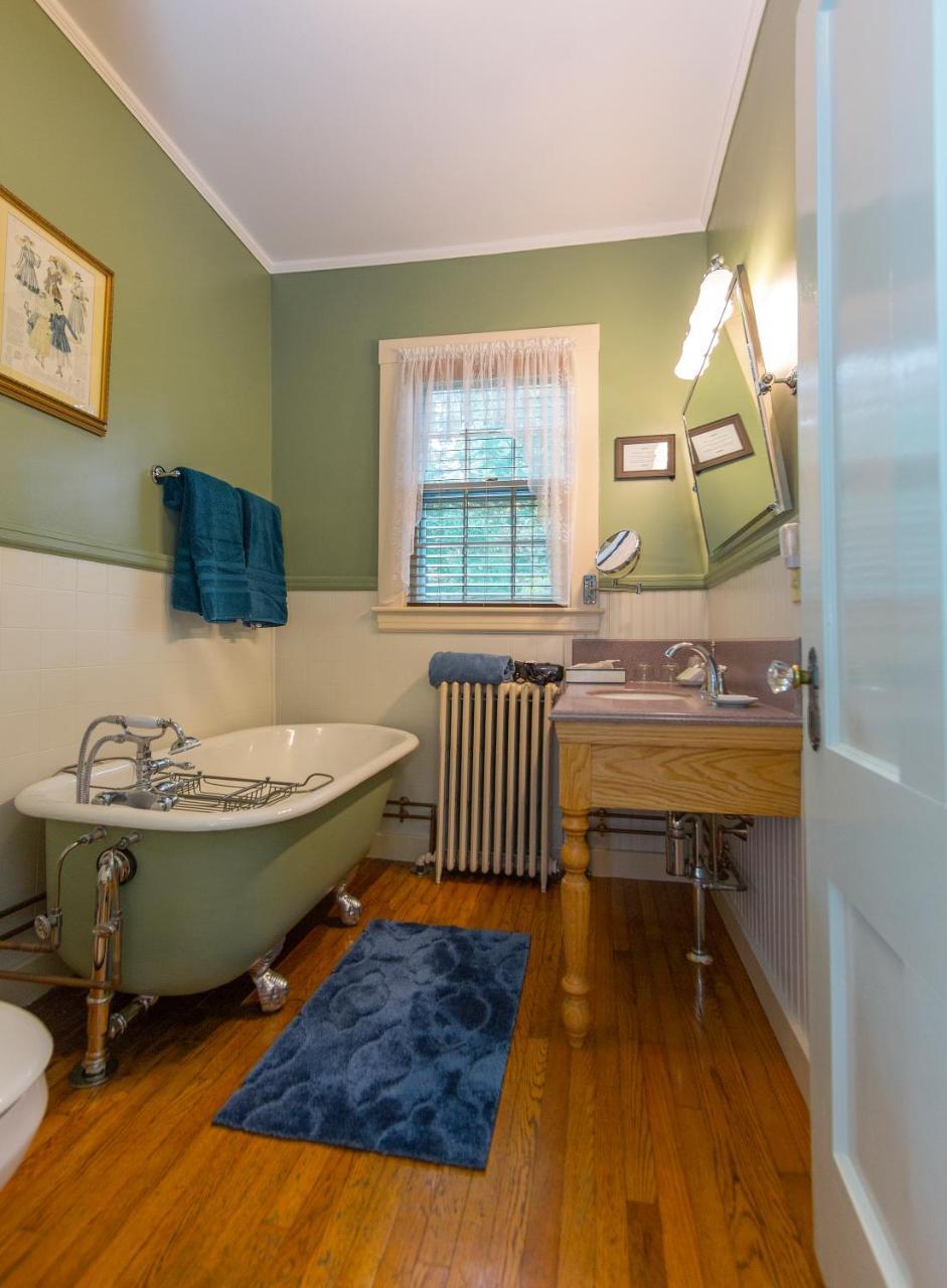 The Elmhurst Bed and breakfast